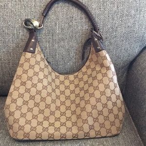 Gucci shoulder purse.